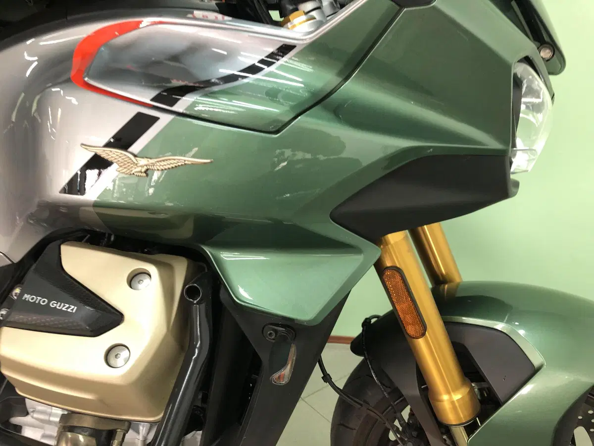 Moto Guzzi V100 Mandello S (2022 - 24) (15)