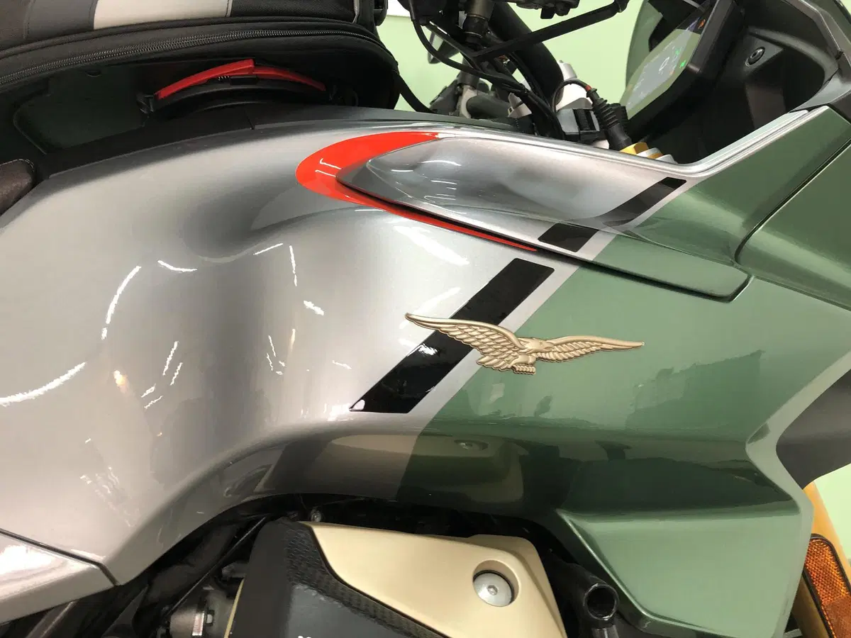 Moto Guzzi V100 Mandello S (2022 - 24) (17)