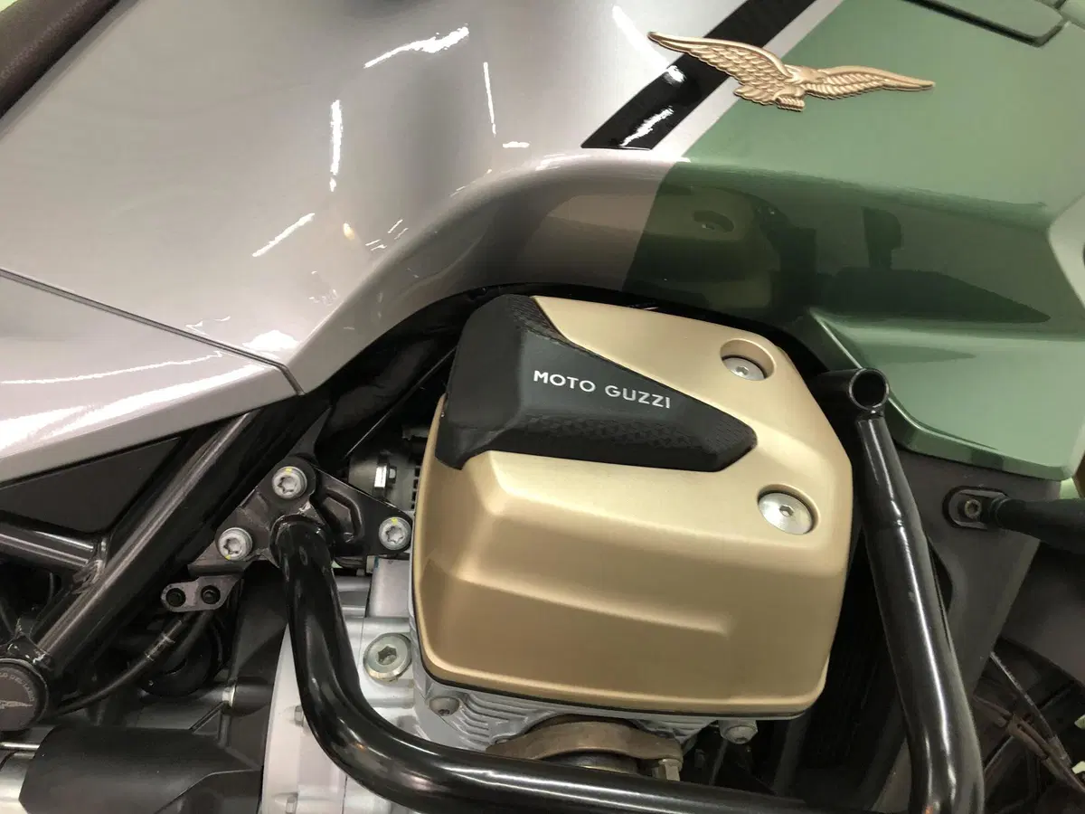 Moto Guzzi V100 Mandello S (2022 - 24) (18)