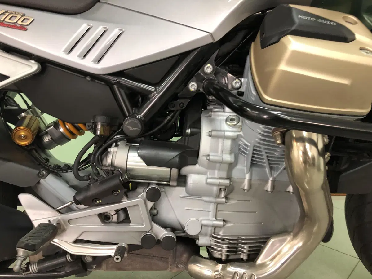 Moto Guzzi V100 Mandello S (2022 - 24) (19)