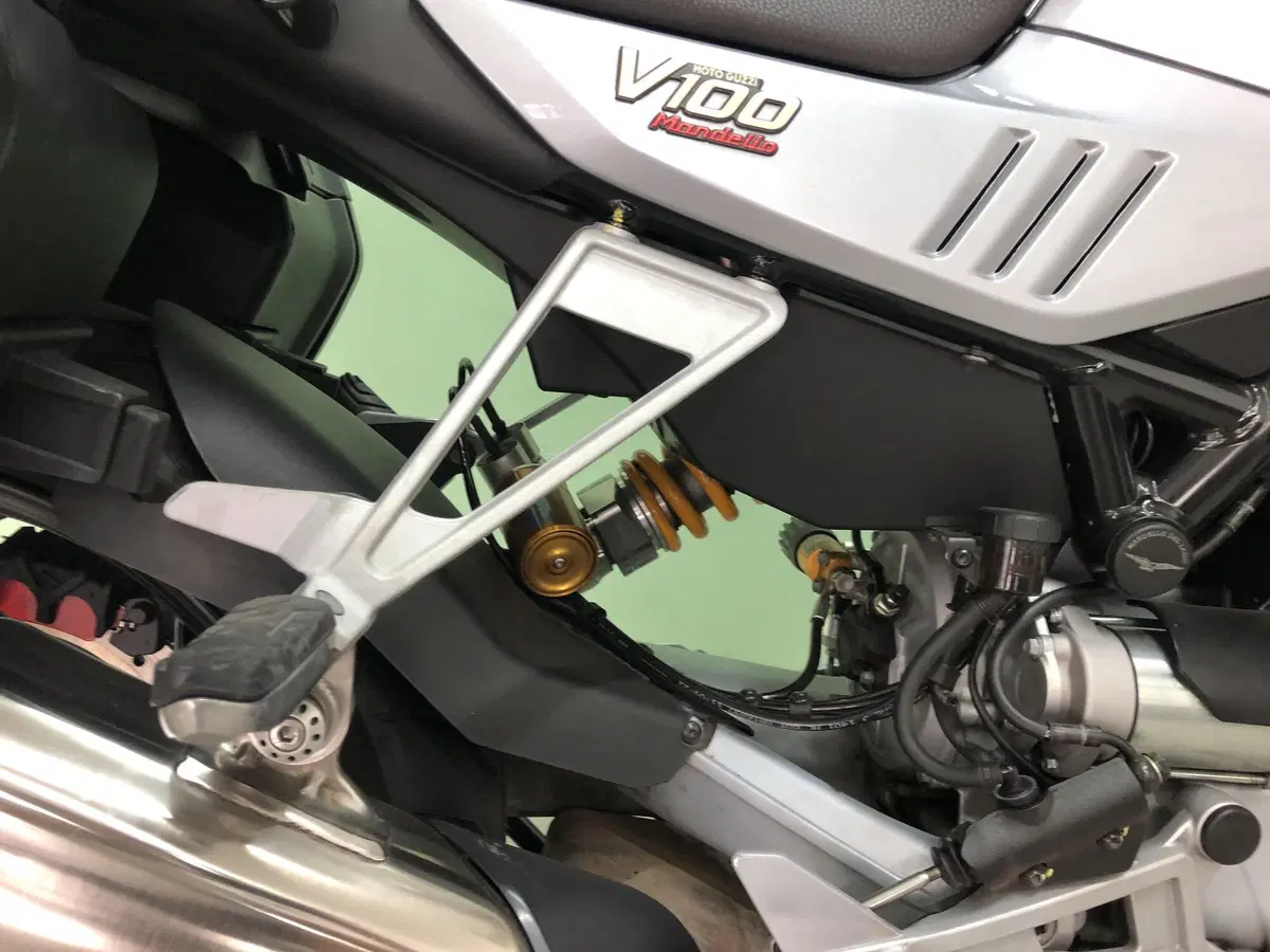 Moto Guzzi V100 Mandello S (2022 - 24) (20)