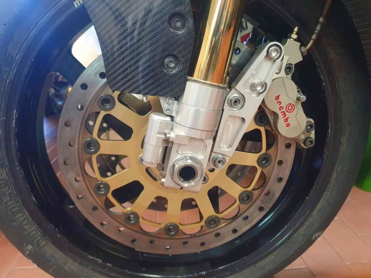 Kawasaki Ninja 750 ZX-7RR (15)