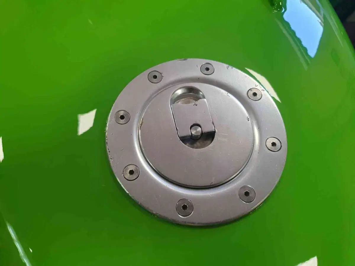Kawasaki Ninja 750 ZX-7RR (7)