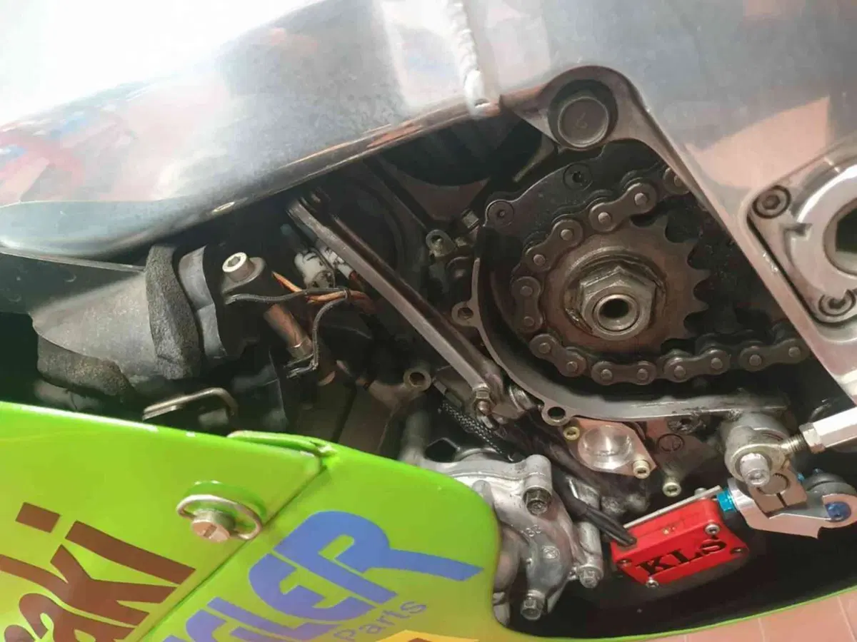 Kawasaki Ninja 750 ZX-7RR (16)