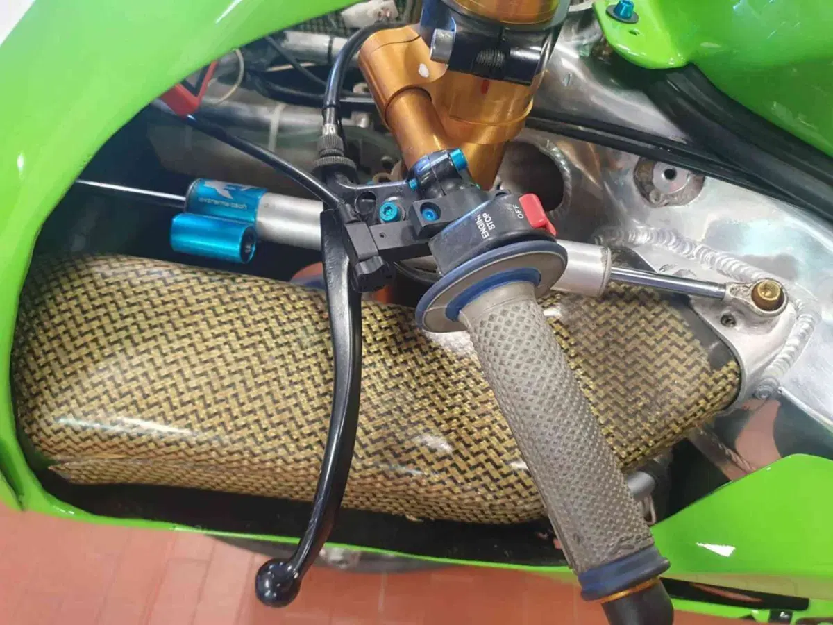 Kawasaki Ninja 750 ZX-7RR (17)