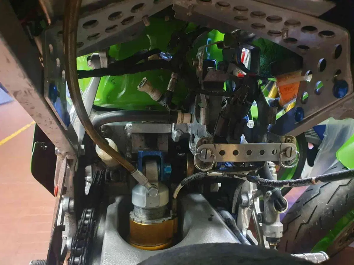 Kawasaki Ninja 750 ZX-7RR (18)