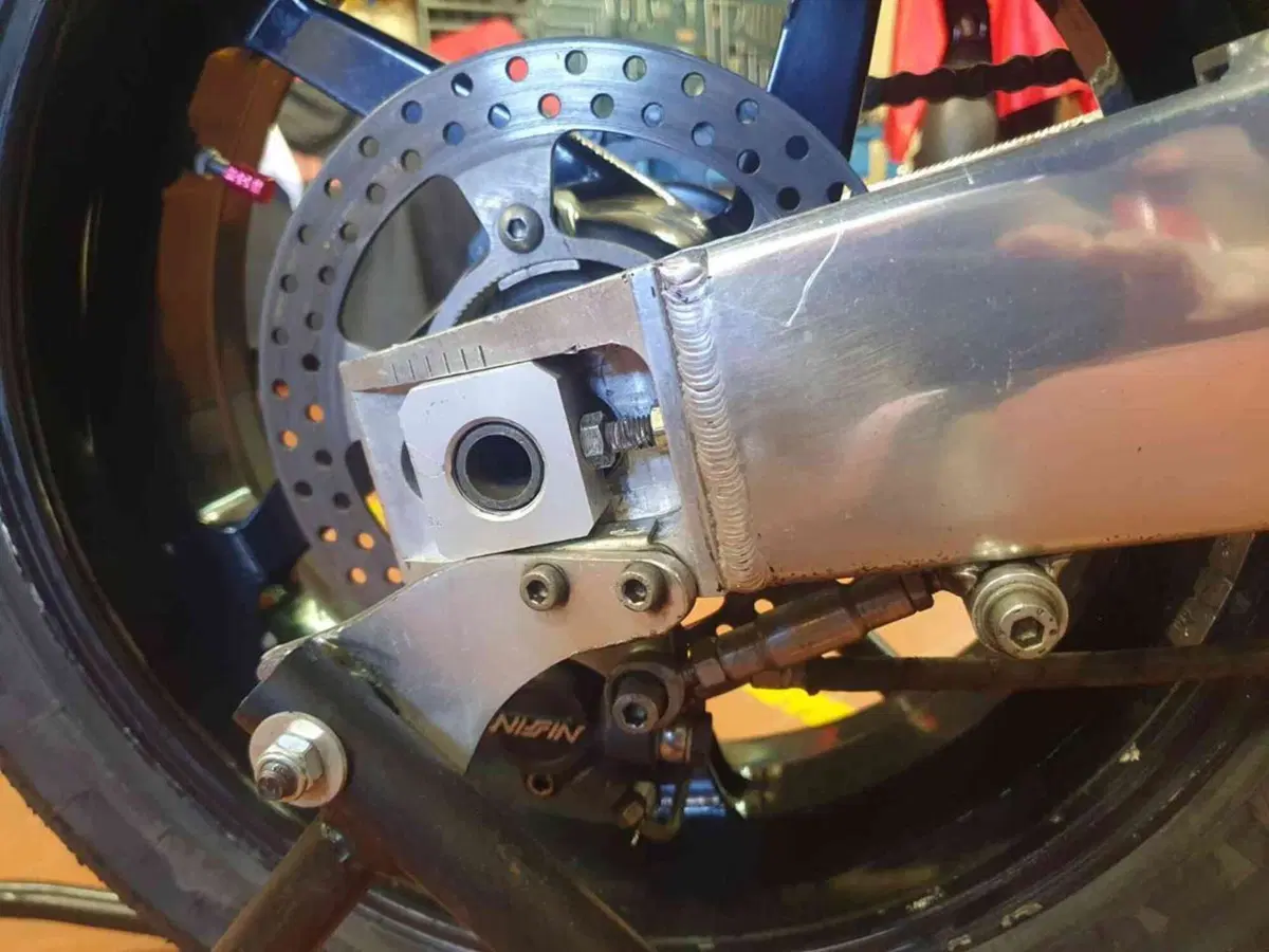 Kawasaki Ninja 750 ZX-7RR (14)