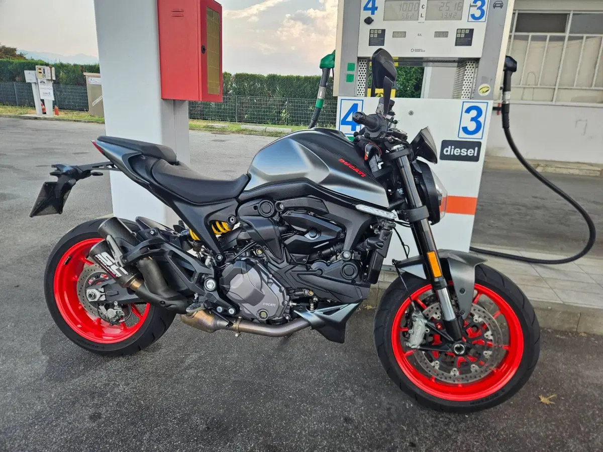 Ducati Monster 937 + (2021 - 25)
