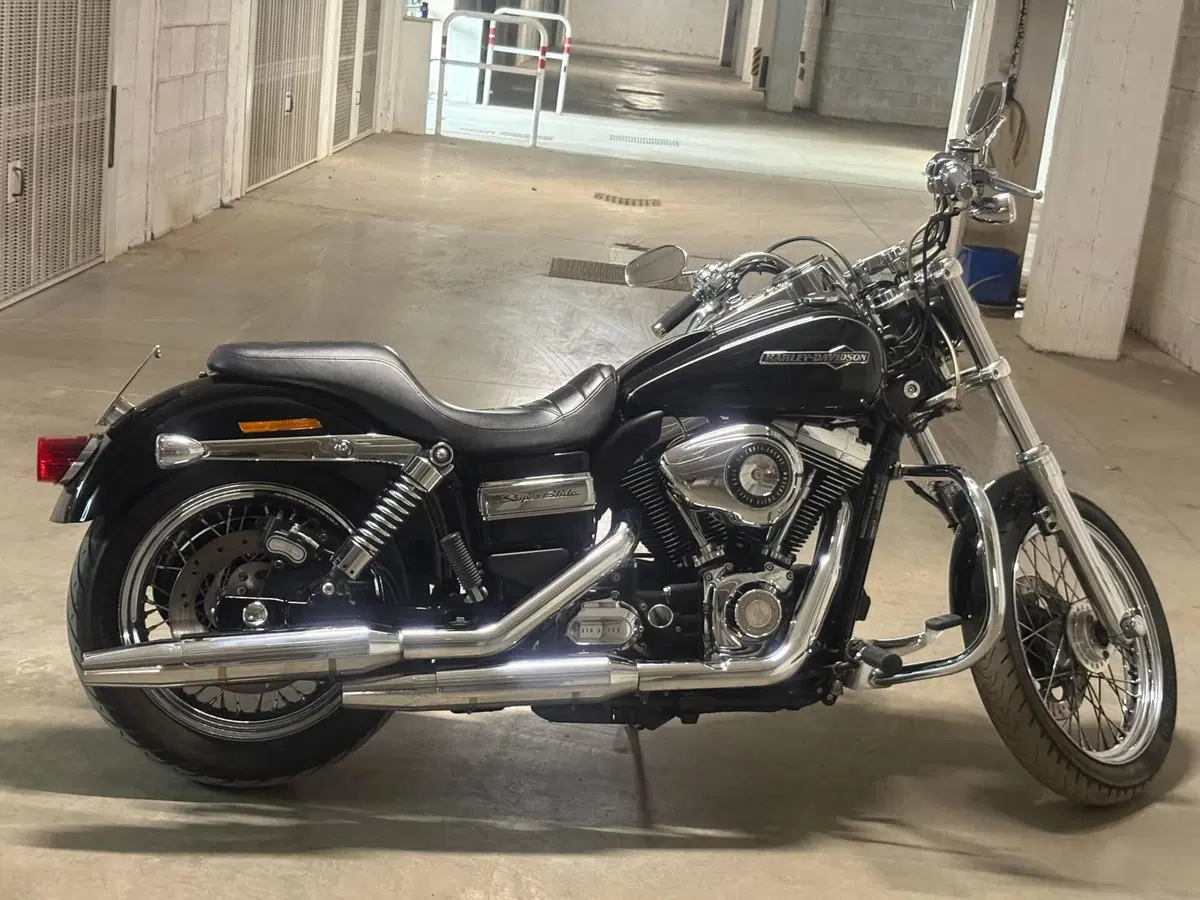 Harley-Davidson 1584 Super Glide Custom (2008 - 13) - FXDC (13)