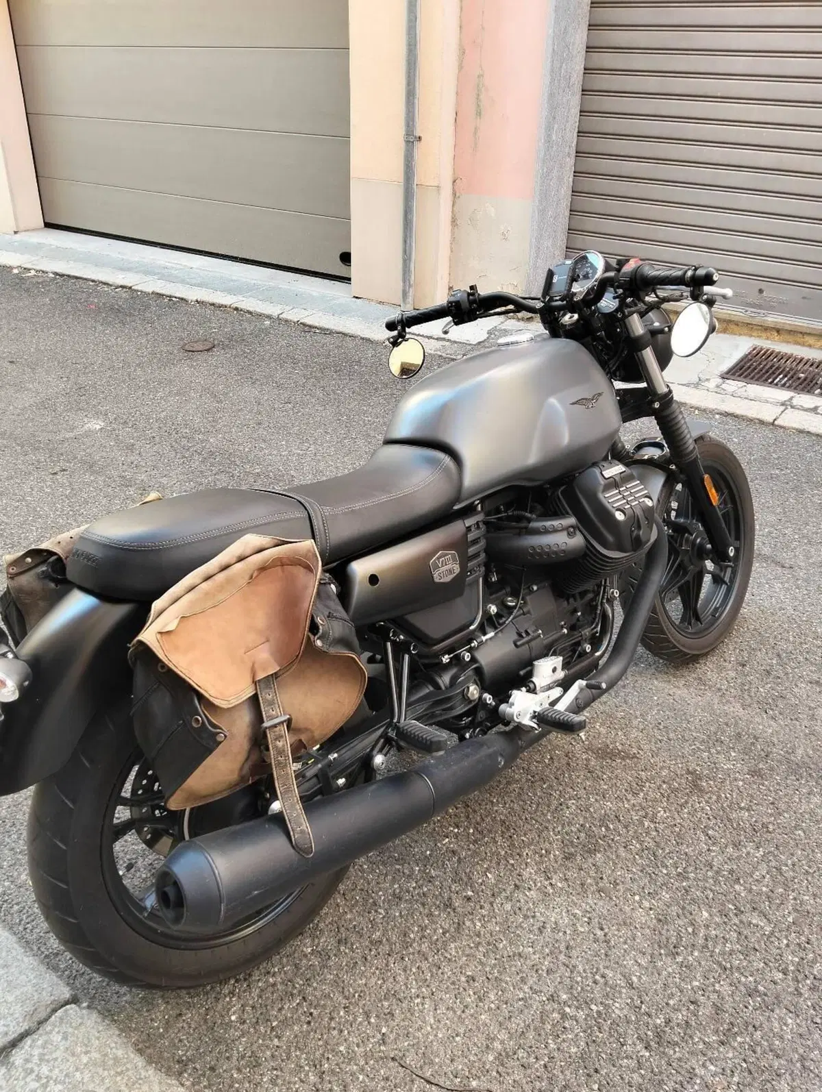 Moto Guzzi V7 III Stone (2017 - 20) (2)