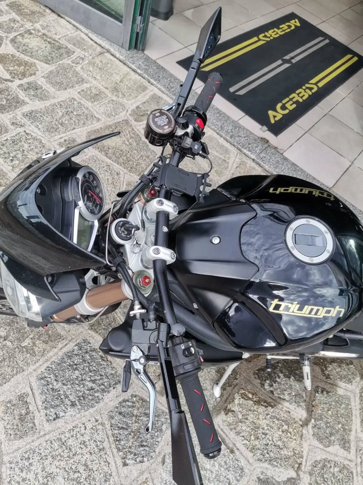 Triumph Speed Triple 1050 (2011 - 13) (7)