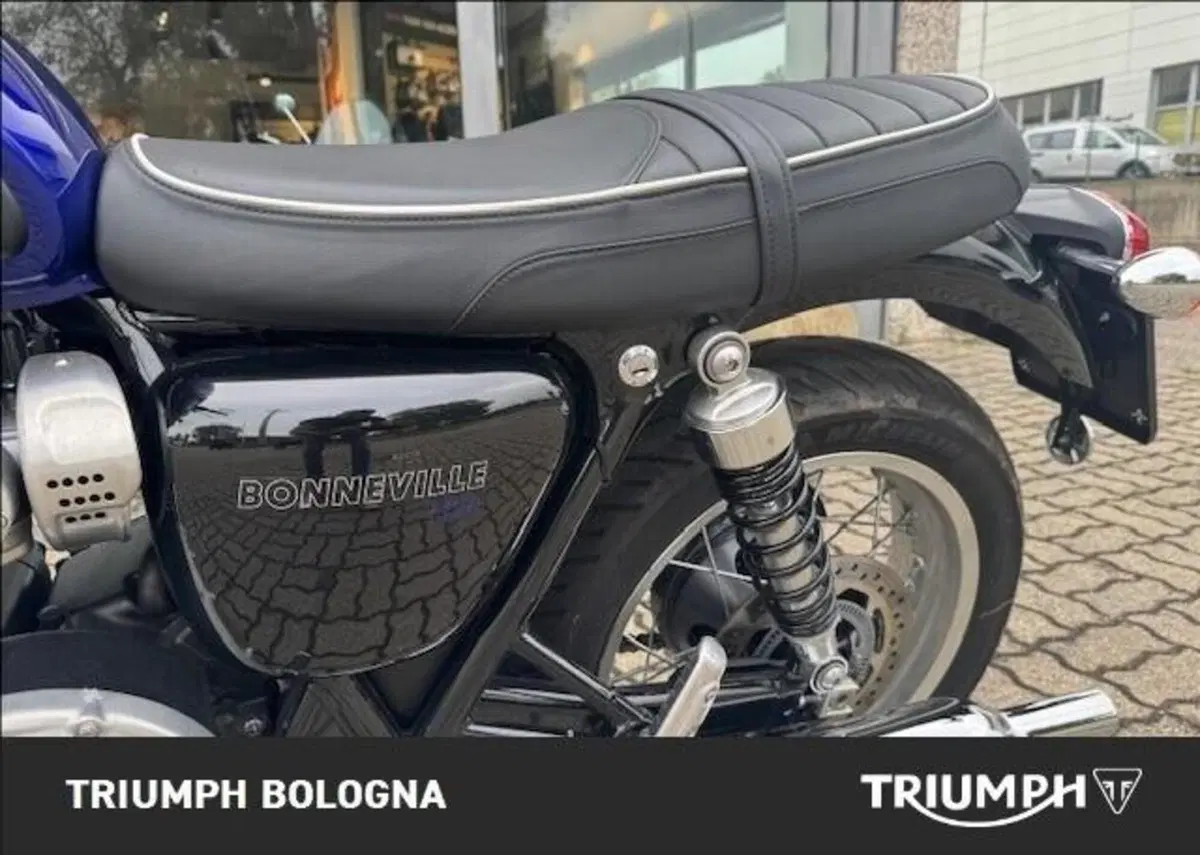 Triumph Bonneville T120 Black Stealth Edition (2024) (6)