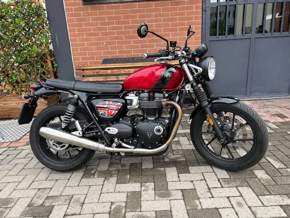 Triumph Speed Twin 900 Stealth Edition (2024) (2)