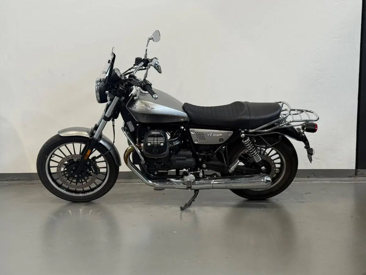 Moto Guzzi V9 Roamer (2021 - 24)