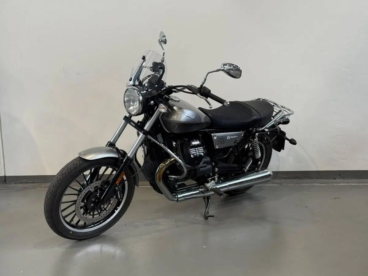 Moto Guzzi V9 Roamer (2021 - 24) (2)