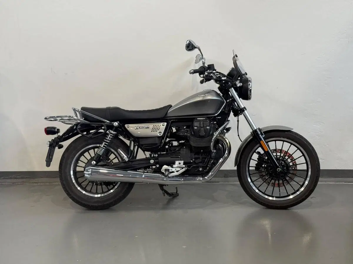 Moto Guzzi V9 Roamer (2021 - 24) (4)