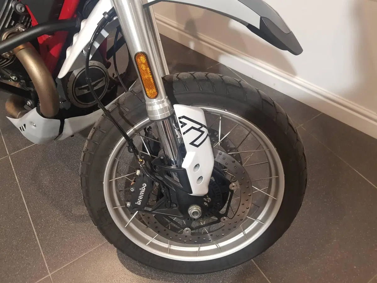 Moto Guzzi V85 TT (2024 - 26) (4)