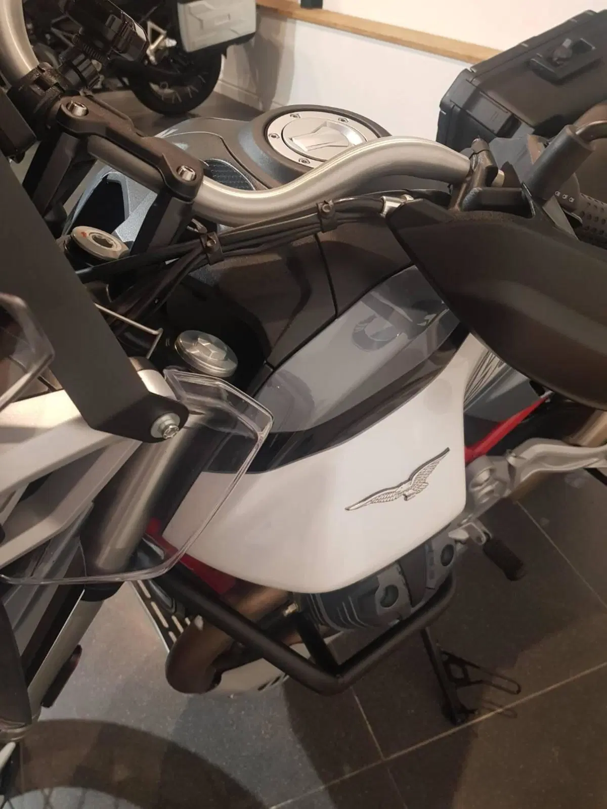 Moto Guzzi V85 TT (2024 - 26) (7)