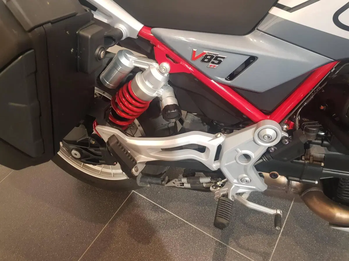 Moto Guzzi V85 TT (2024 - 26) (9)