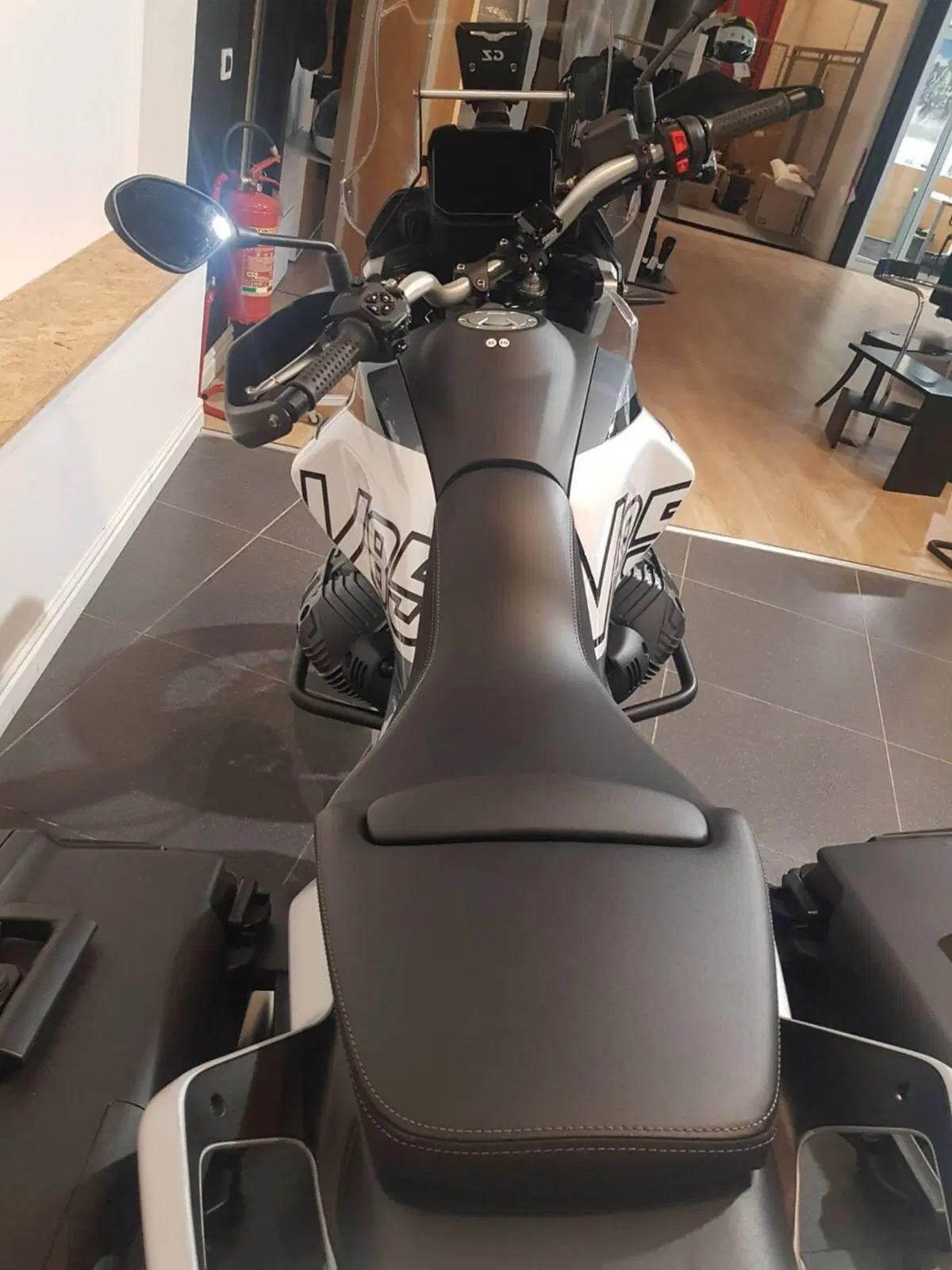 Moto Guzzi V85 TT (2024 - 26) (11)