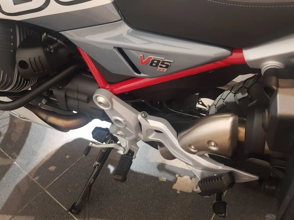 Moto Guzzi V85 TT (2024 - 26) (13)