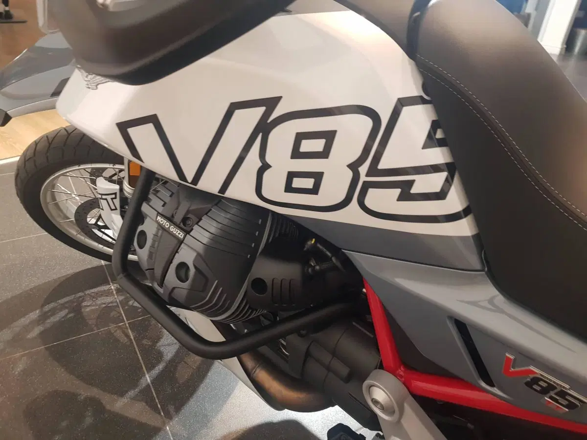 Moto Guzzi V85 TT (2024 - 26) (14)