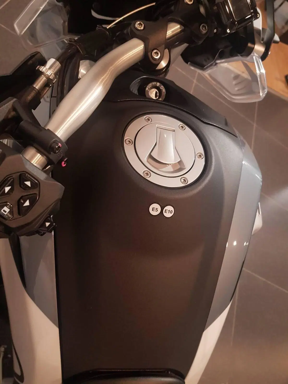 Moto Guzzi V85 TT (2024 - 26) (15)