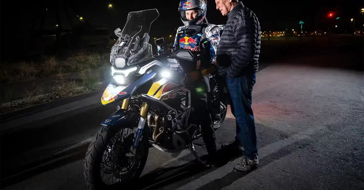 Sam Sunderland nel suo giro del mondo sta guidando la futura Triumph Tiger 1200 my27