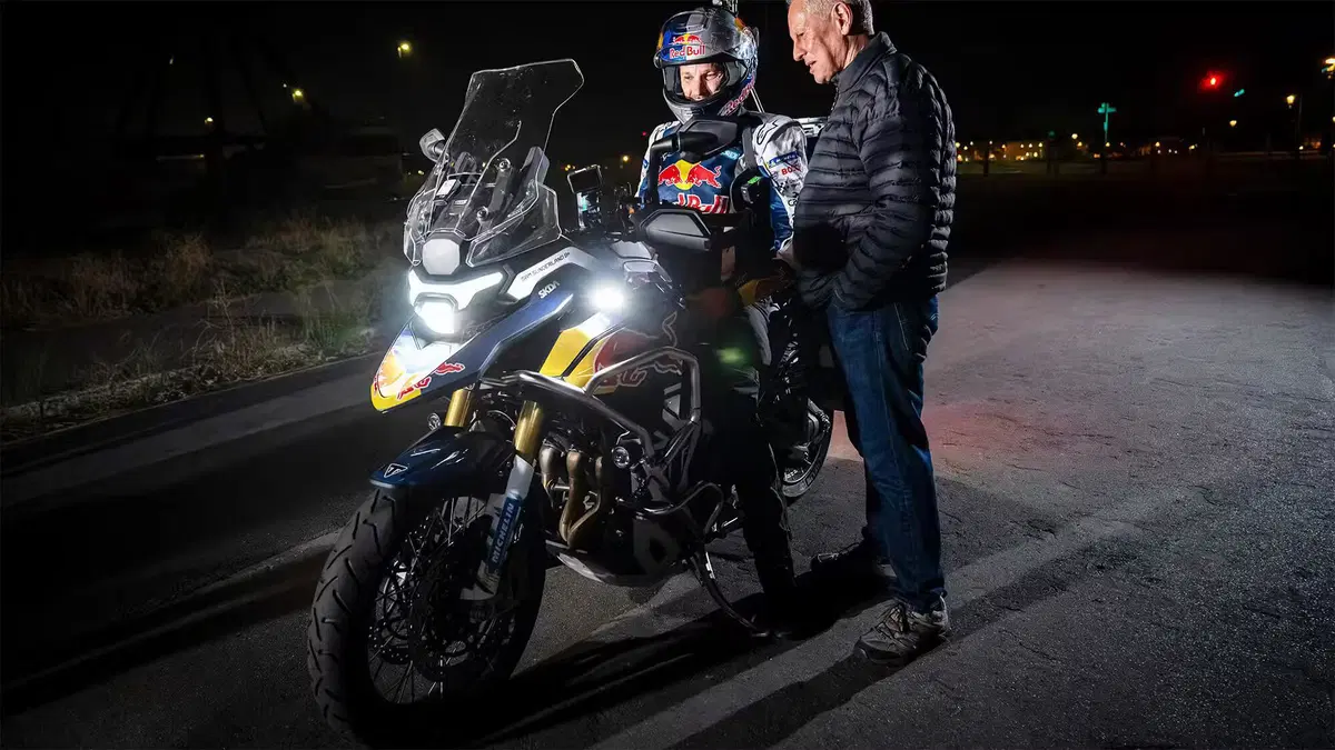 Sam Sunderland nel suo giro del mondo sta guidando la futura Triumph Tiger 1200 my27