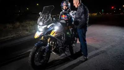 Sam Sunderland nel suo giro del mondo sta guidando la futura Triumph Tiger 1200 my27