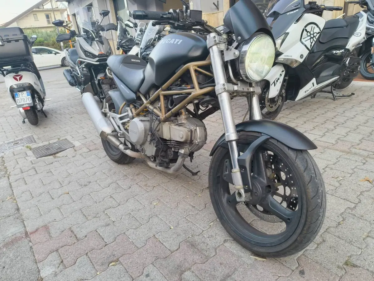 Ducati Monster 600 Dark (1998 - 01) (2)