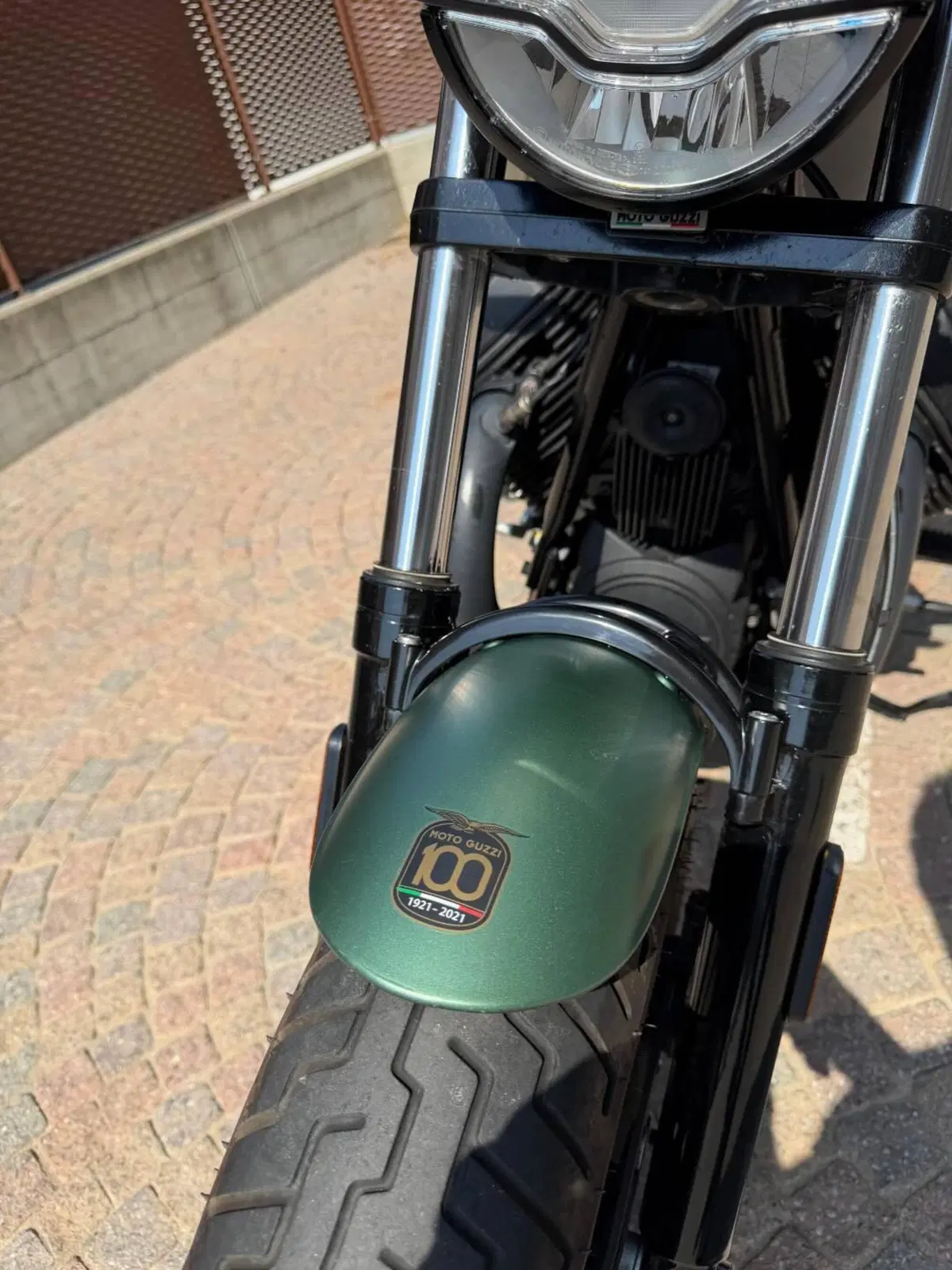 Moto Guzzi V9 Bobber Centenario (2021 - 22) (3)