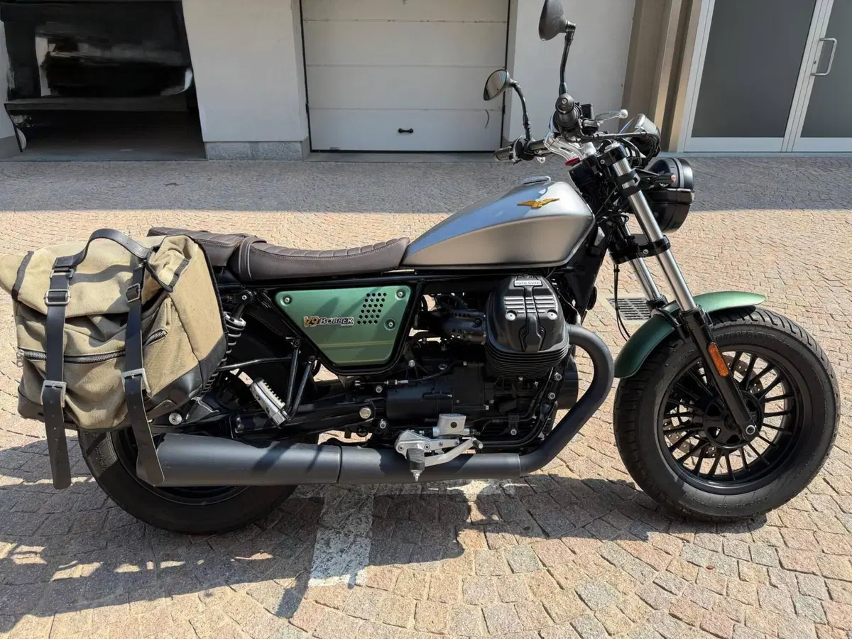 Moto Guzzi V9 Bobber Centenario (2021 - 22) (4)