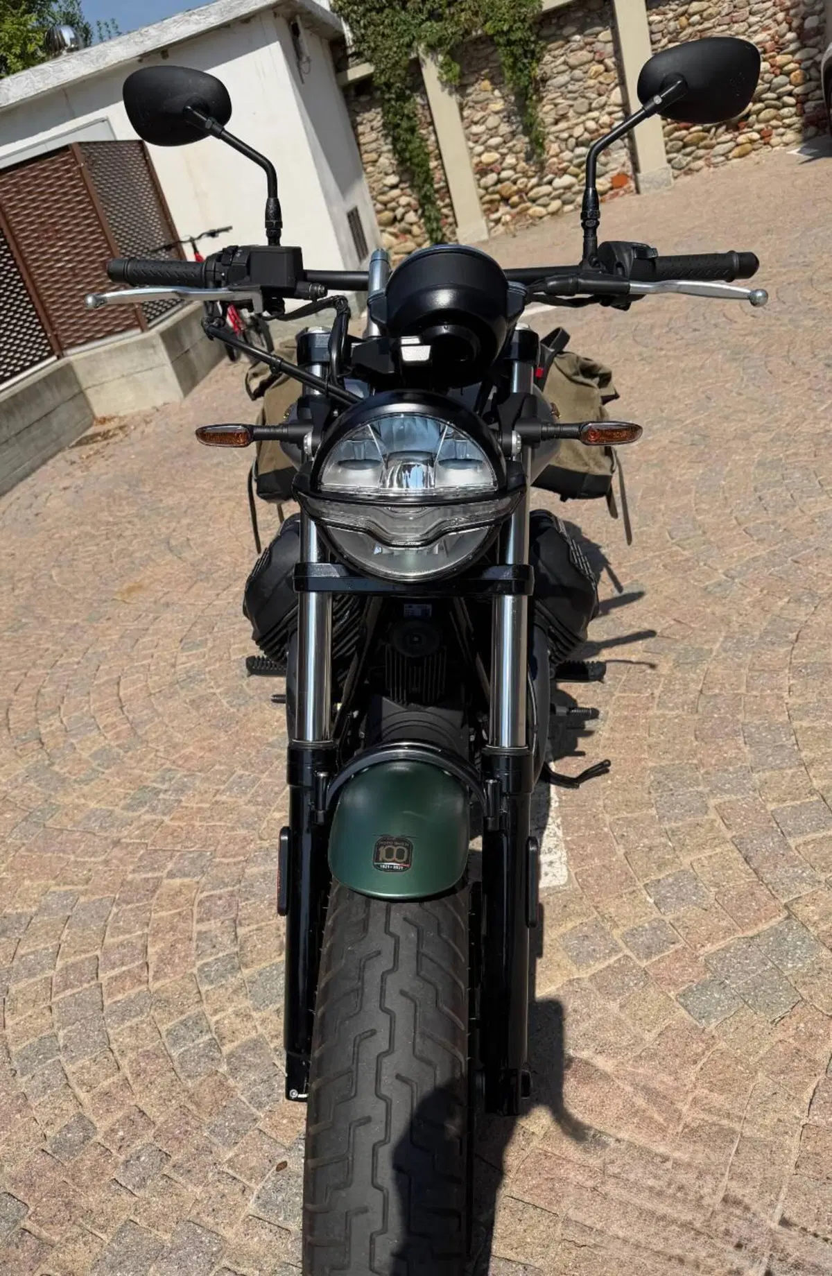 Moto Guzzi V9 Bobber Centenario (2021 - 22) (5)