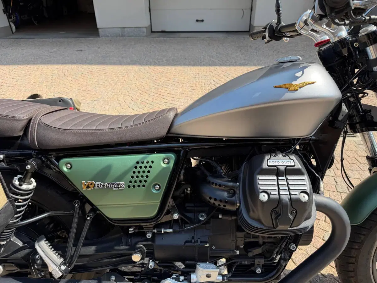 Moto Guzzi V9 Bobber Centenario (2021 - 22) (6)