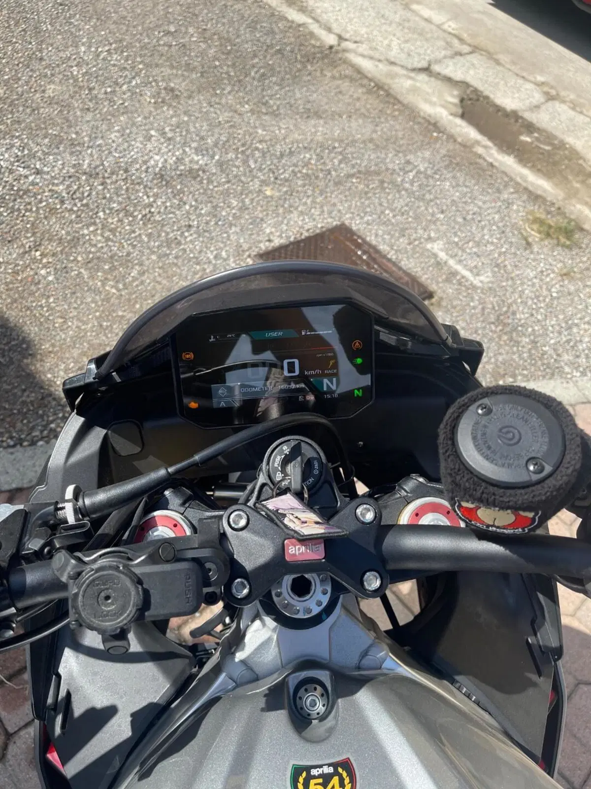 Aprilia Tuono V4 (2021 - 24) (6)