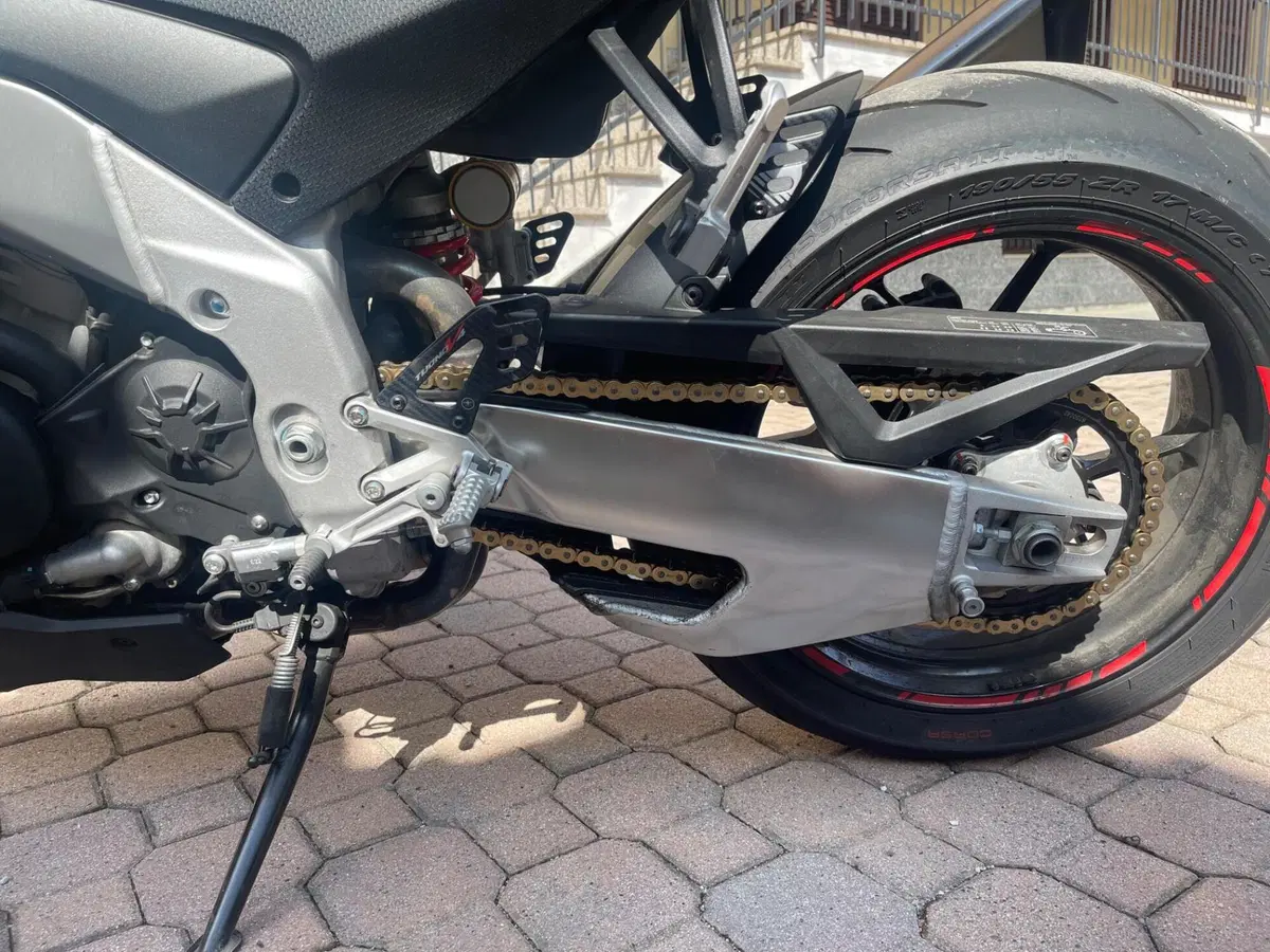 Aprilia Tuono V4 (2021 - 24) (7)