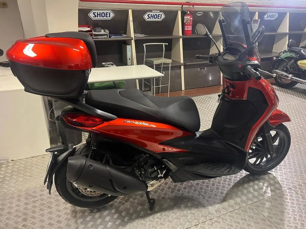 Piaggio Beverly 300 Hpe (2021) (2)