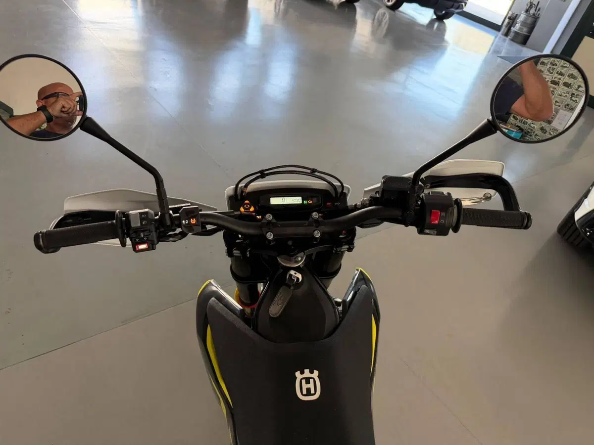 Husqvarna 701 Supermoto (2023 - 25) (4)