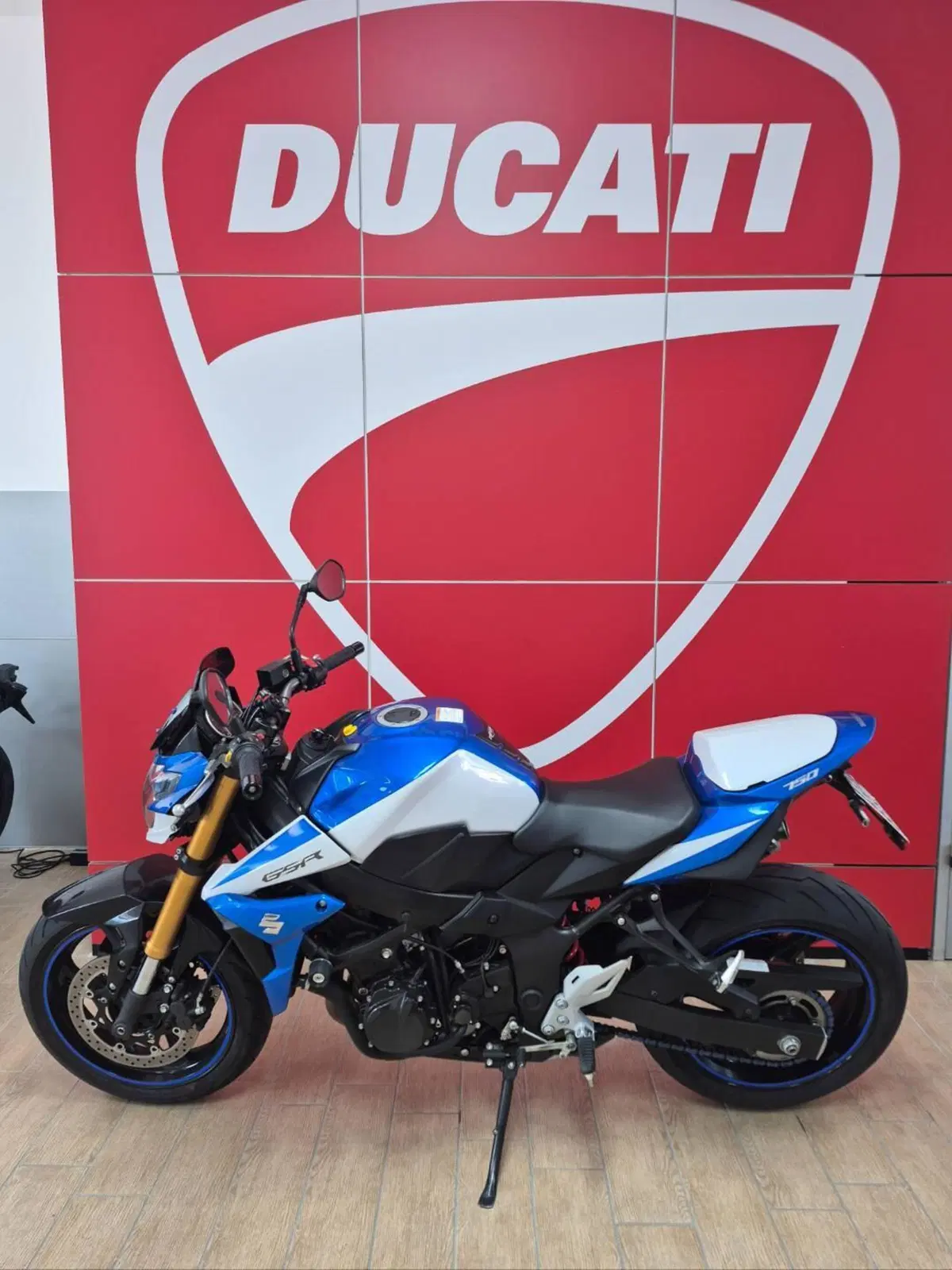 Suzuki GSR 750 (2010 - 15) (2)