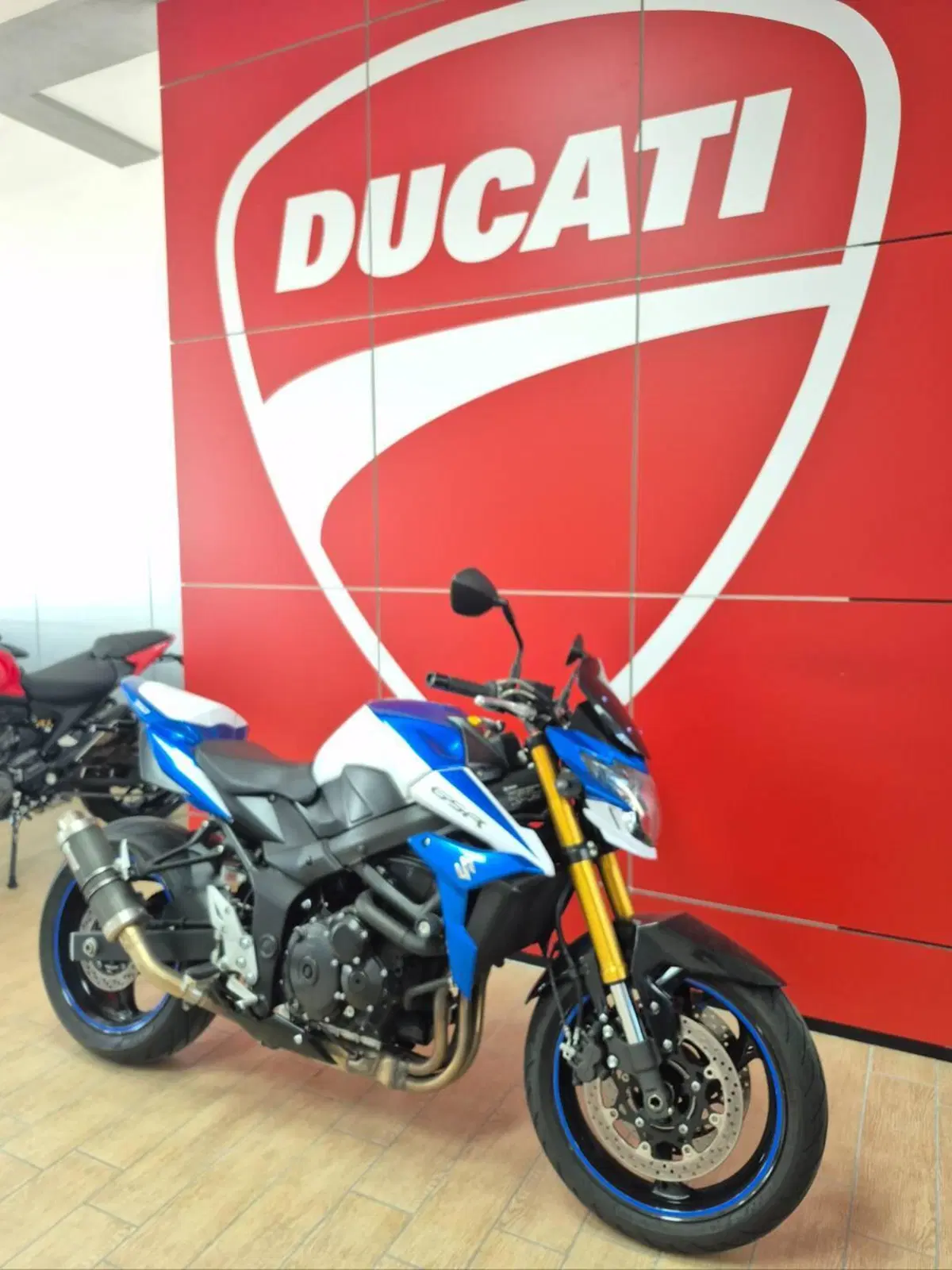 Suzuki GSR 750 (2010 - 15) (3)