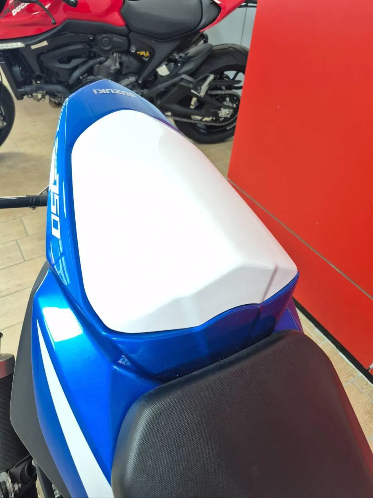 Suzuki GSR 750 (2010 - 15) (4)