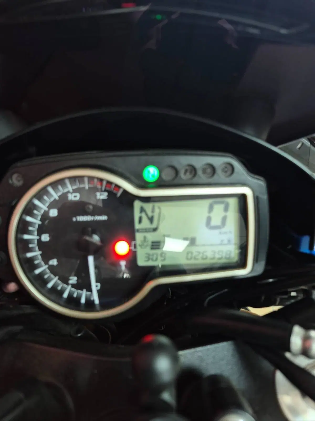 Suzuki GSR 750 (2010 - 15) (7)