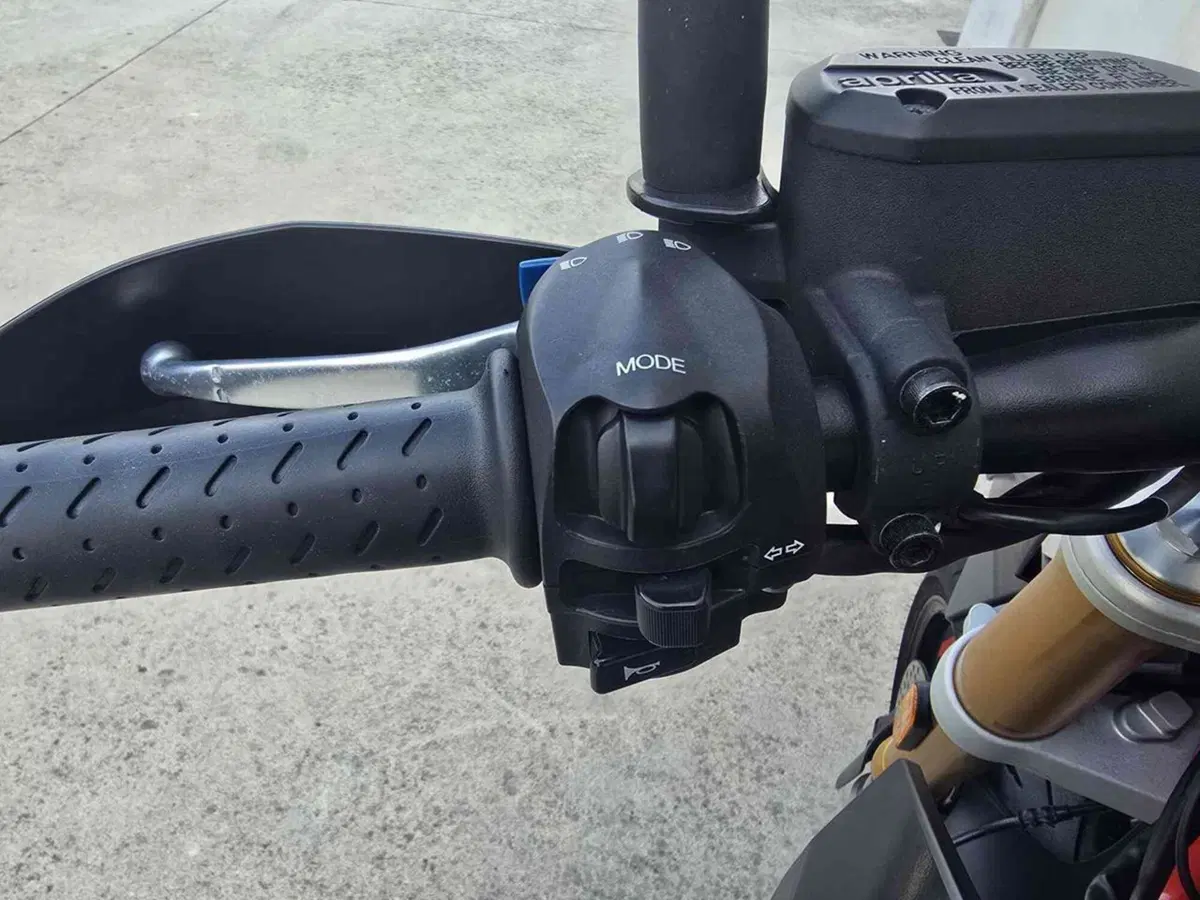 Aprilia Dorsoduro 900 (2017 - 20) (10)