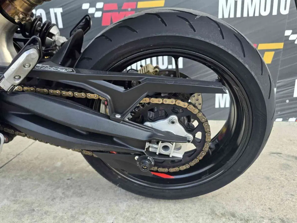 Aprilia Dorsoduro 900 (2017 - 20) (4)