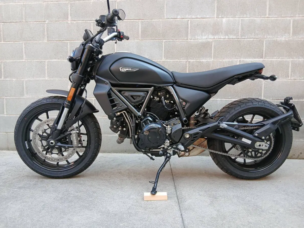 Ducati Scrambler 800 Icon Dark (2025 - 26) (6)