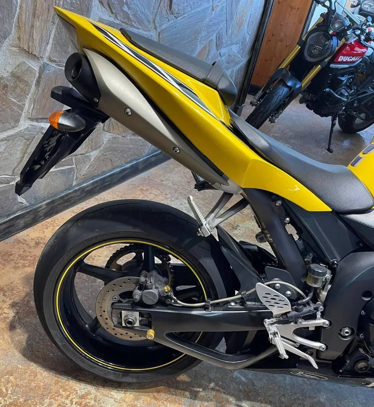 Yamaha YZF R1 (2006 - 07) (10)