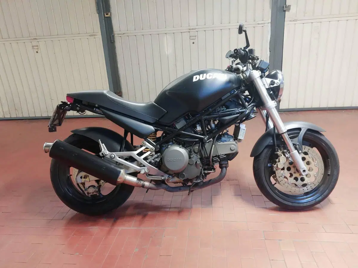Ducati Monster 750 Dark (1999 - 02) (2)