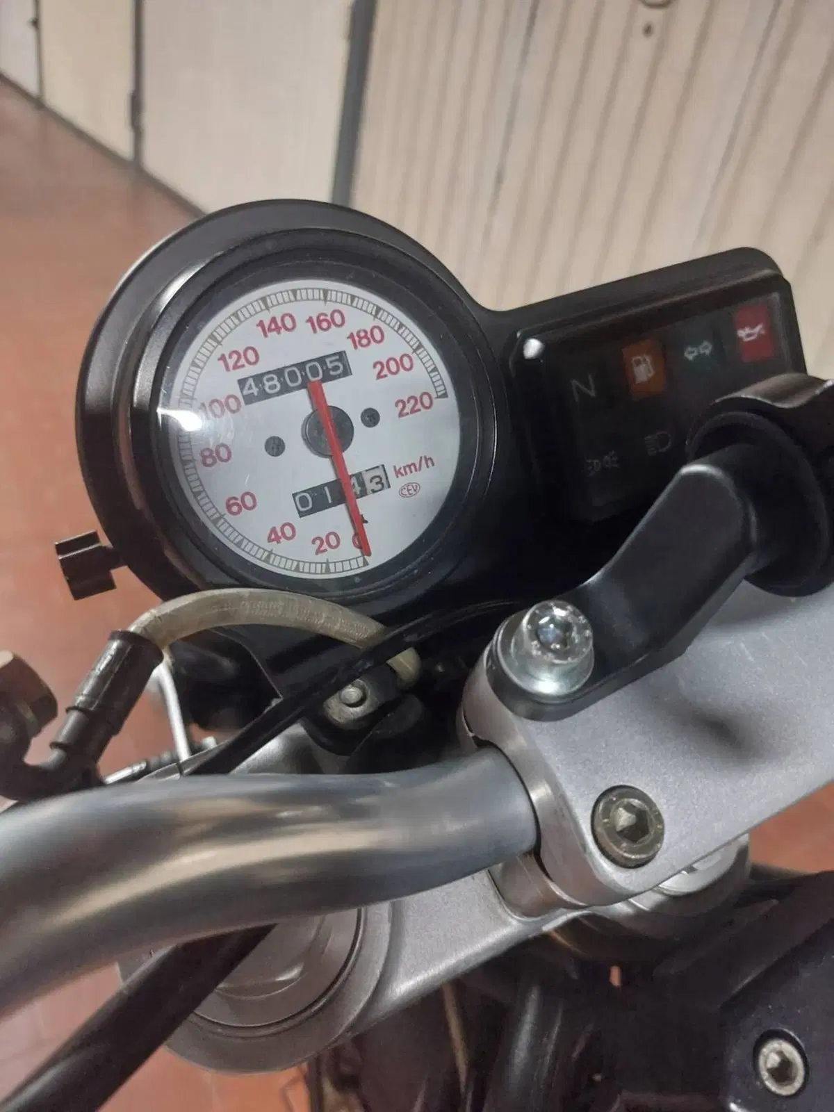 Ducati Monster 750 Dark (1999 - 02) (5)