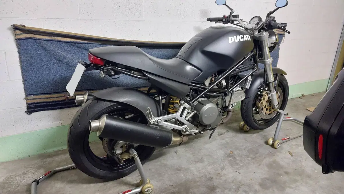 Ducati Monster 750 Dark (1999 - 02) (6)